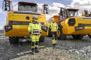 Steffen Solstrand Ludvigsen, Project Site Manager at LNS and Lars Oust, Project Manager at Hafslund Kraft with the new A30 Electric.