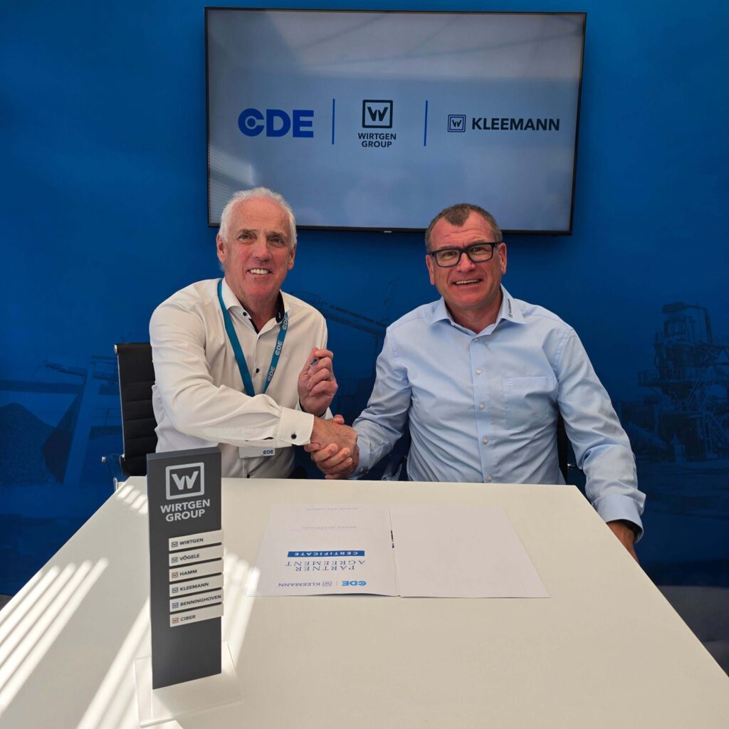 Alexander Knam, Kleemann MD (right), and Tony Convery, CDE Executive Chairman, seal their joint cooperation for the German market.