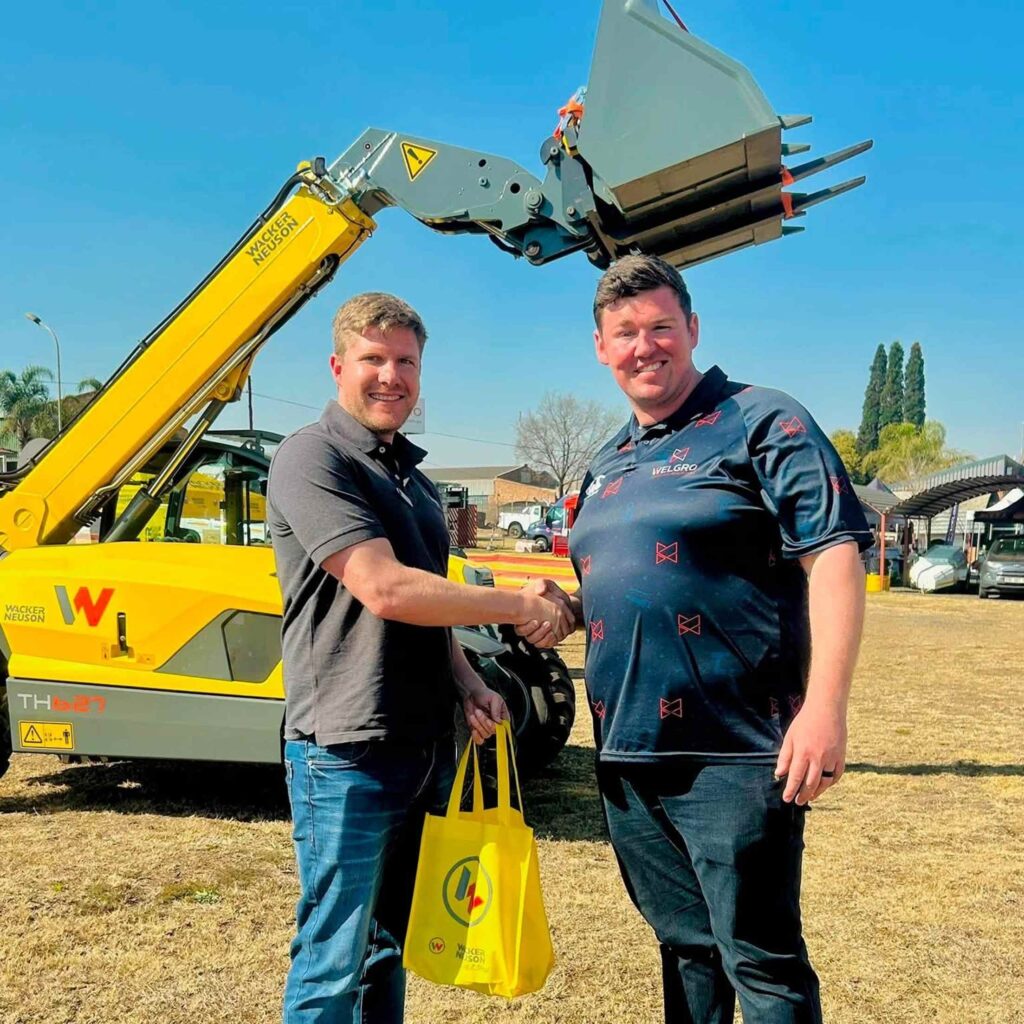 Eric Berrington, Wacker Neuson Regional Manager (left), welcomes Welgro MD Kyle Handley to their dealer network.
