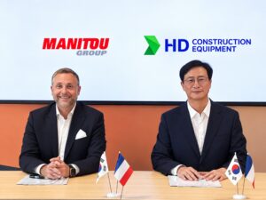 From left: Sylvain Blaise, President & CEO Manitou Group, and Jaeyoung Moon, President & CEO HD Construction Equipment.
