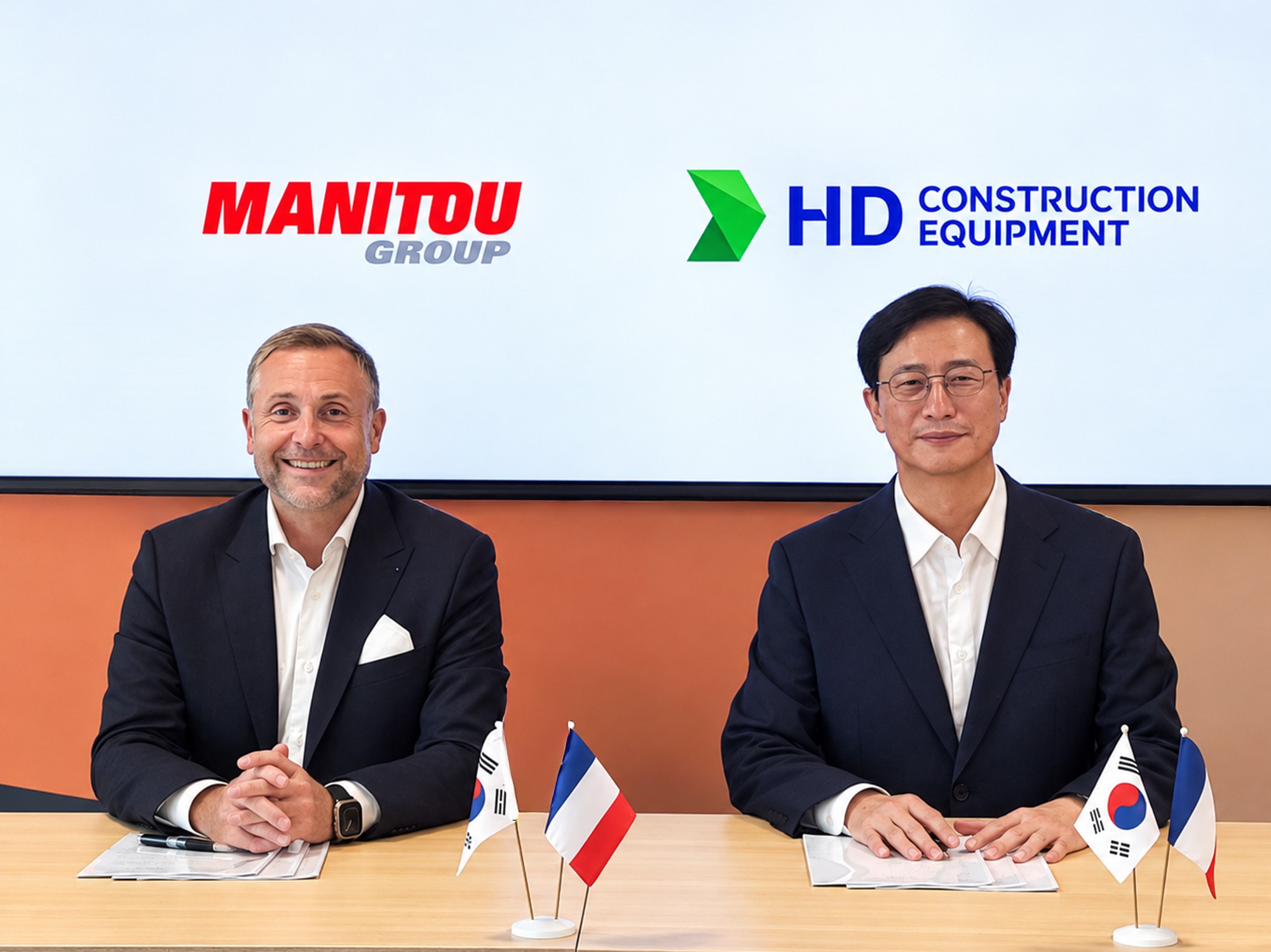 From left: Sylvain Blaise, President & CEO Manitou Group, and Jaeyoung Moon, President & CEO HD Construction Equipment.