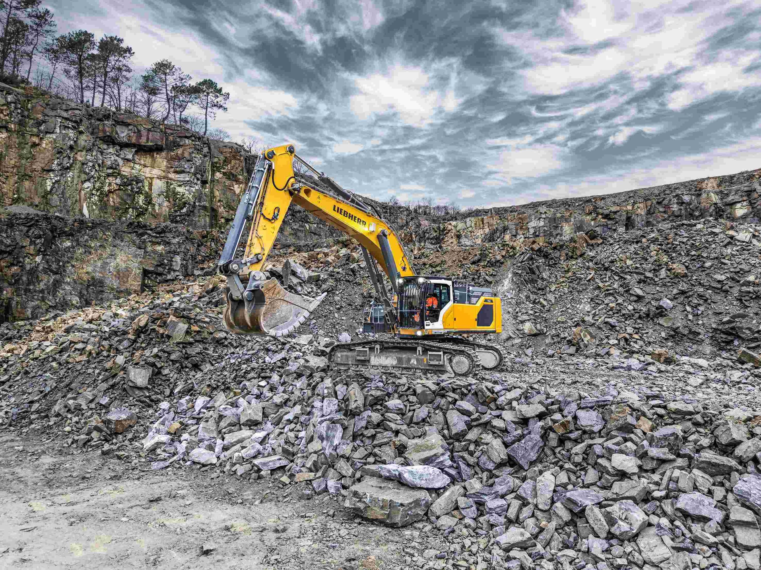 The R 948 G8 is ideal for quarrying.