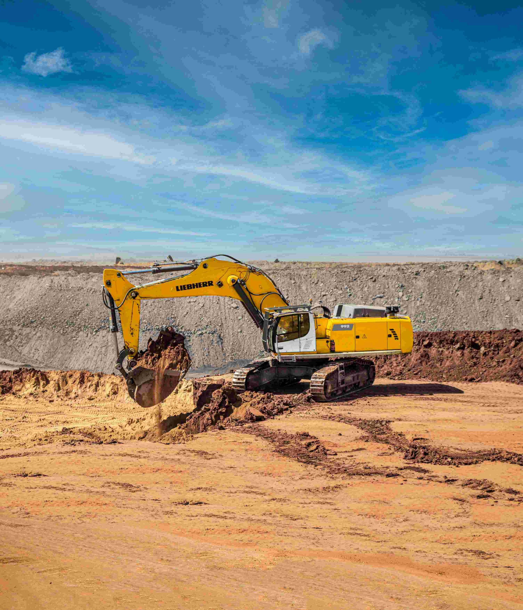 The R 992 delivers reliable, fuel-efficient performance for demanding mining and high-production quarrying operations.